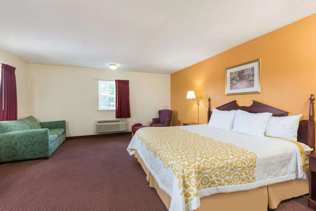 Days Inn by Wyndham Amherst OH - Near Cleveland Cedar Point & Lake Erie