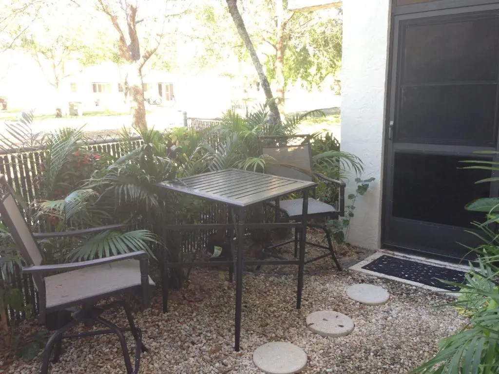 Elegant 1 Bedroom Condo With Swimming Pool Gym Access All Included In Convenient Fort Myers Location Near Golf Courses and Sanibel Island