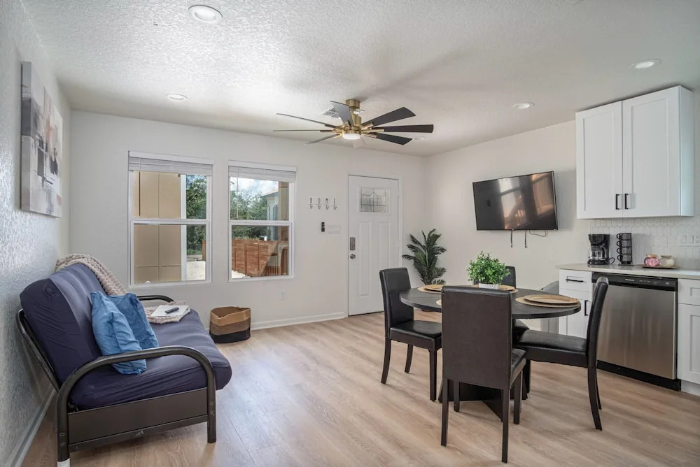 Historic Comfort 2BR/1BA Guesthouse Near Riverwalk