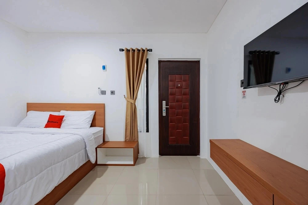 RedDoorz Plus Syariah at Limus Nunggal