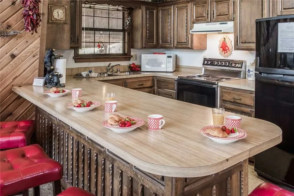 Plaid House - Three Bedroom Cabin