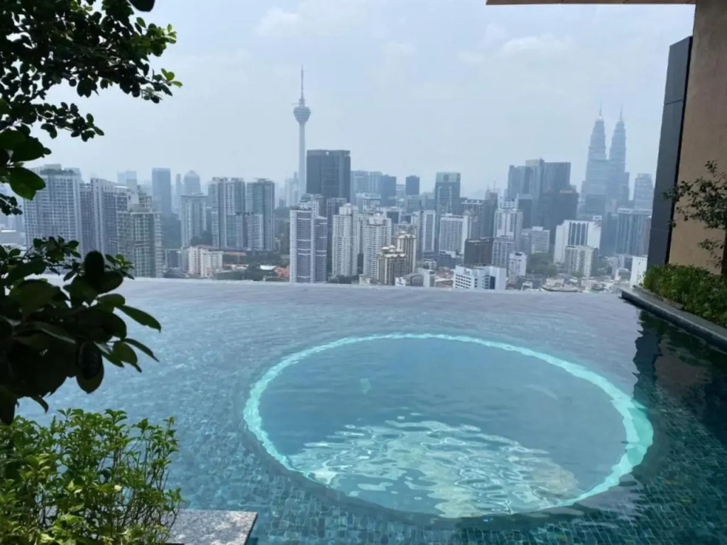 The leafz 6Pax+ 5STAR Living + Sky Infinity Pool by Goopro