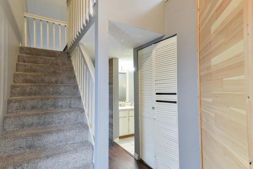 Memory Maker Condo - Great Location - Updated - Walk to Restaurant and Store!