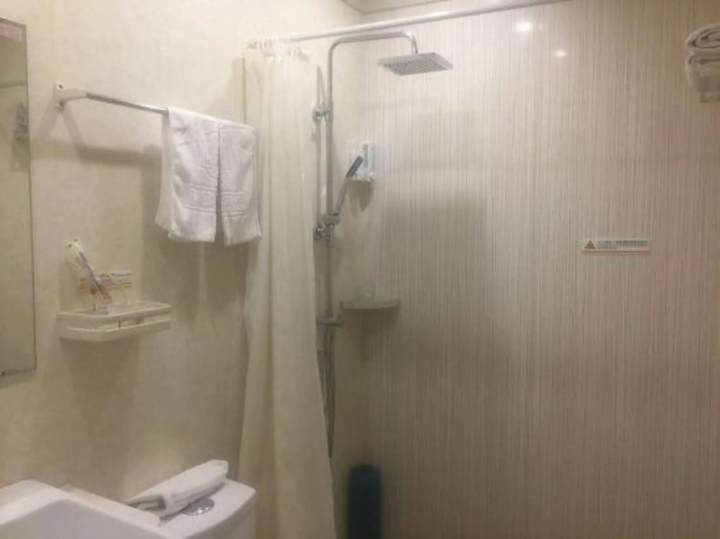Super 8 Hotel (Shanghai Huyi Highway Shanghai University)