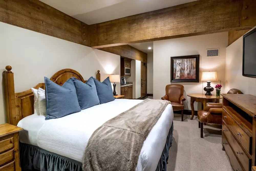Luxury Three Bedroom Suite with Mountain Views and Three Hot Tubs