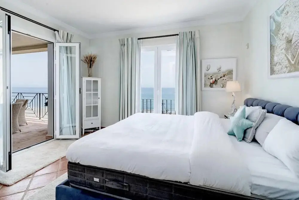 Lap- 3 bed Apartment on the Beach. Families Only