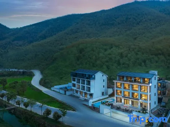 Chuan Summer Riverside Hiking & Rafting · Creamy Designer Poolside Lodge