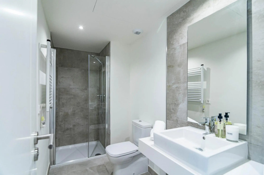Inf4.2m- Modern City Apartment, Families Only