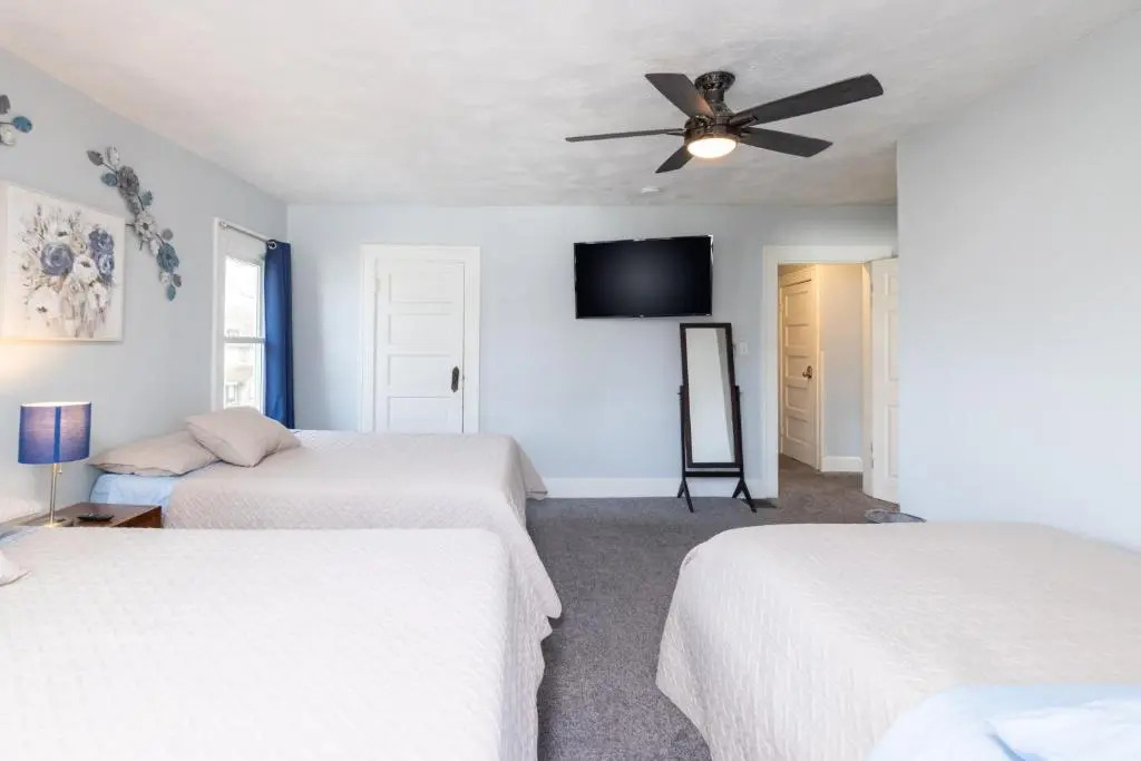 5 Bedroom 3200 Square Foot House for Downtown Travelers