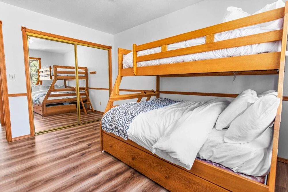 Sugarpaw Cottage - Very Private Cabin Nestled Amongst Towering Pines In This Cozy Mountain Home! 3 Bedroom Cabin