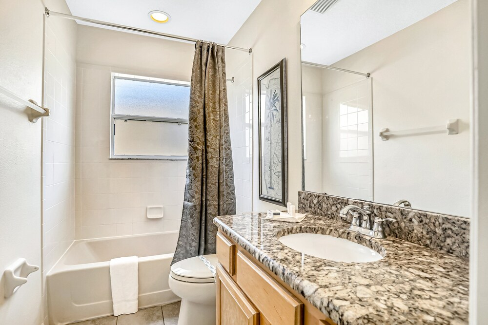Charming Home With Pool, Pool Spa, Lanai, Central AC, & Washer/dryer