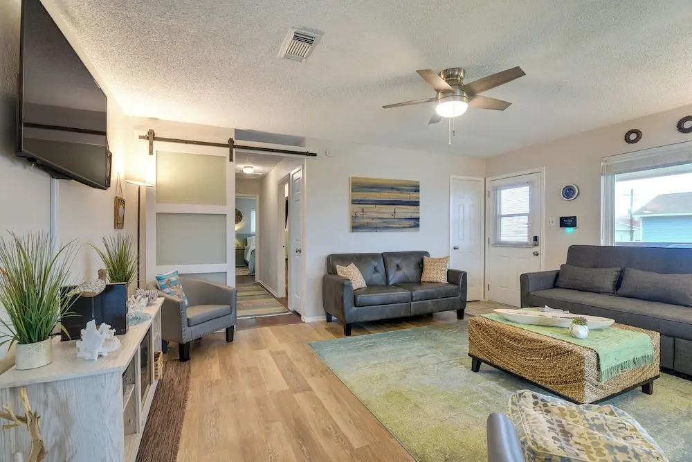 < 1/2 Mi to Beach! Hot Tub Haven in Galveston