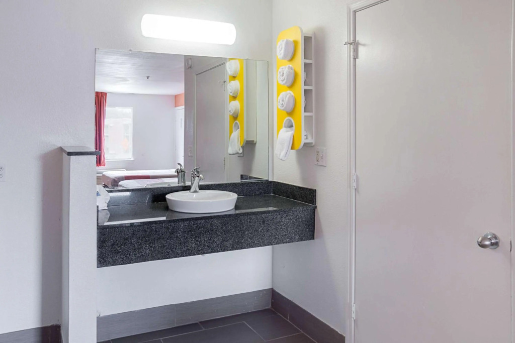 Motel 6 Grand Prairie, TX - Near Six Flags Drive
