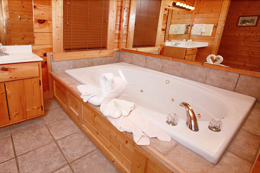 Hullabaloo - Four Bedroom Cabin