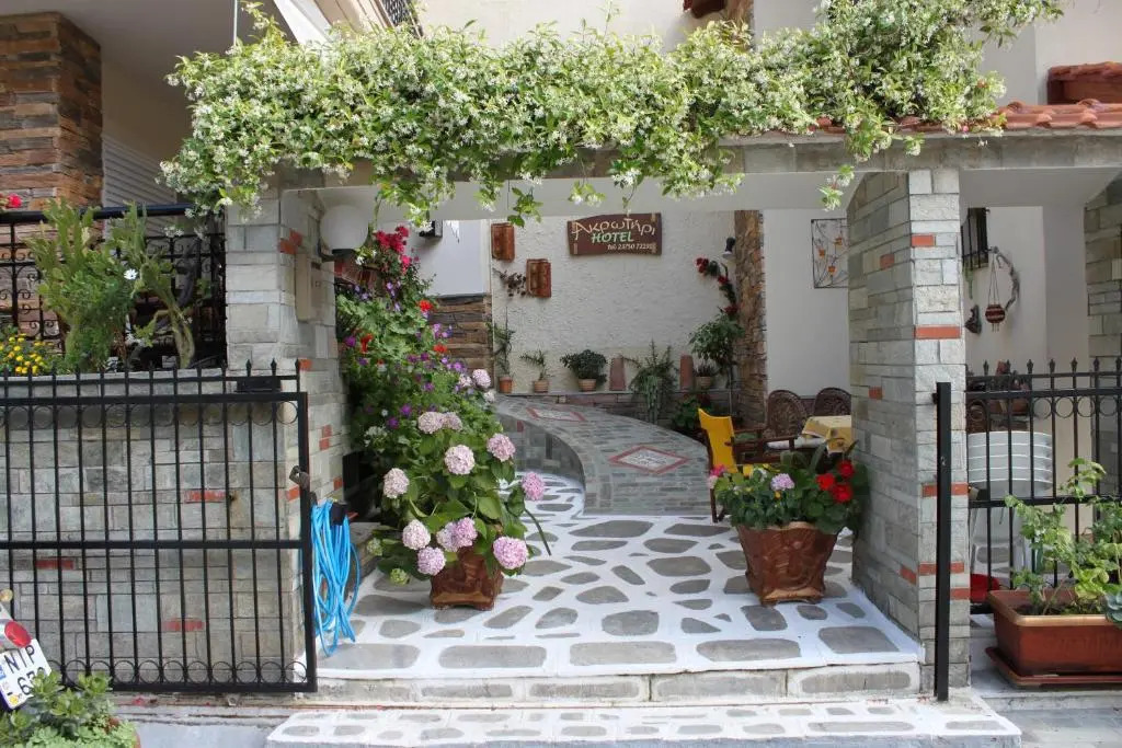 Akrotiri Hotel