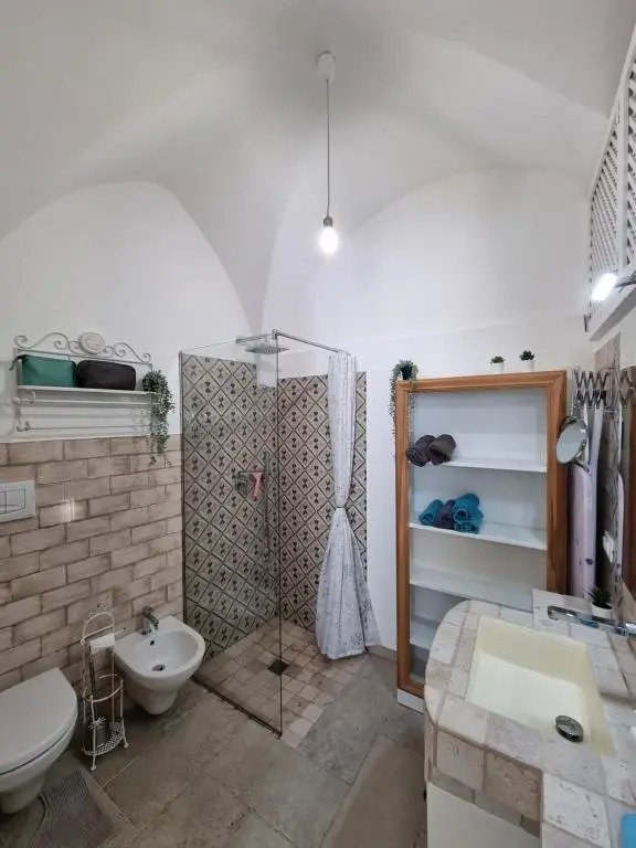 Biancostuni 66