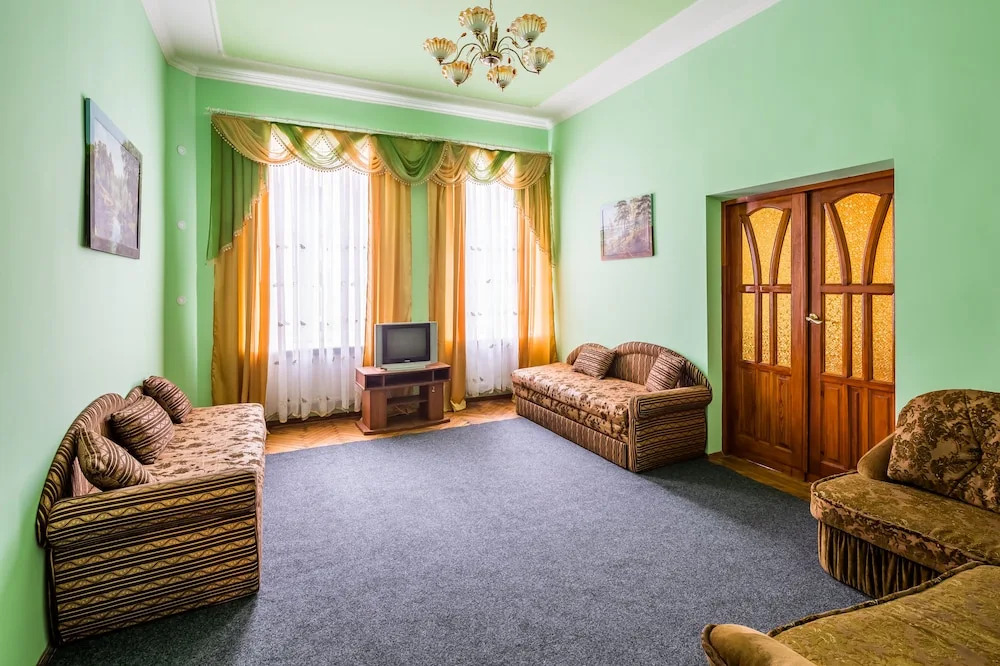 Three rooms in the center on Kulisha