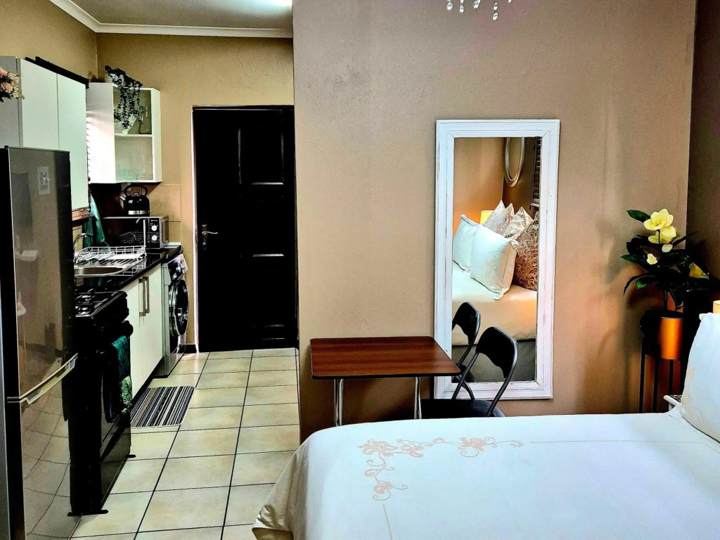 URlyfstyle Cottage Near OR Tambo International Airport
