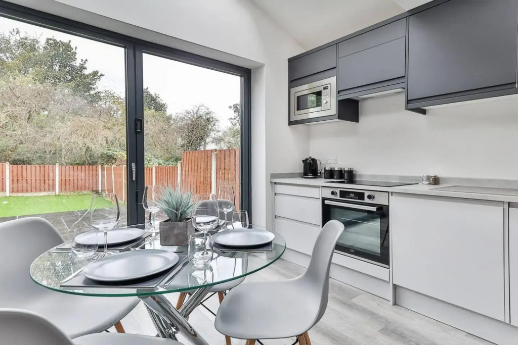 Large, Modern Apartment with En-suites, Wifi, Parking