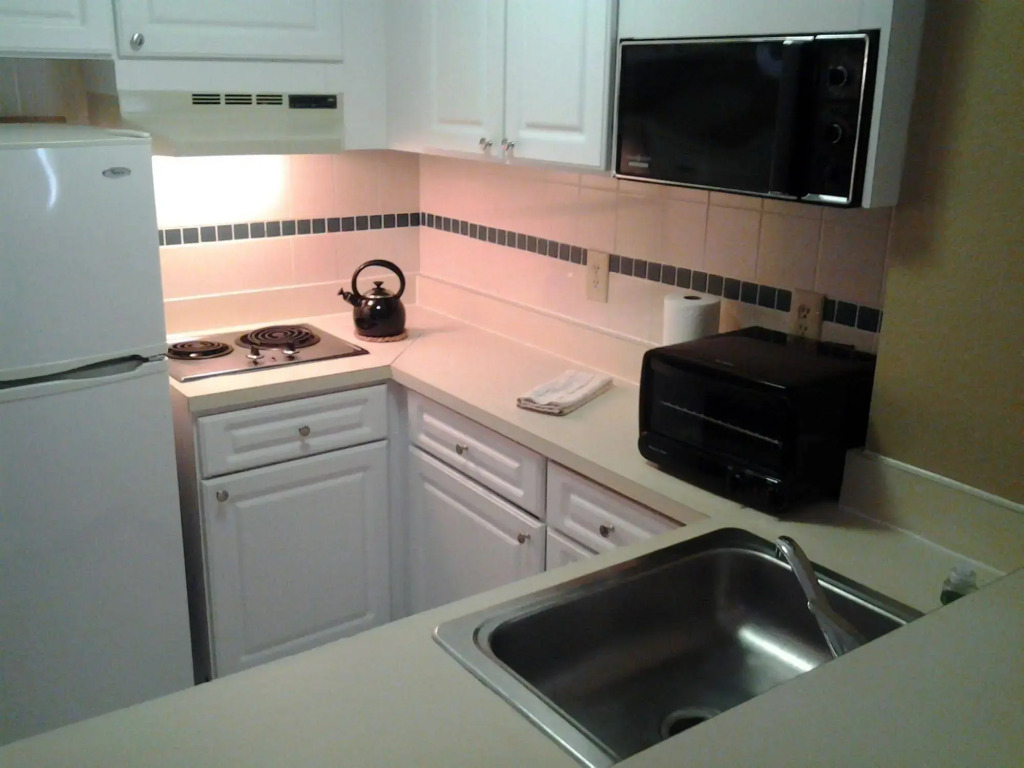 Kitchenette Condos Universal by Amerom