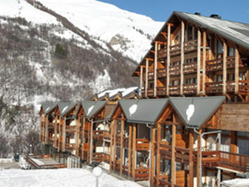Large apartment with a view near the ski slope of Valloire