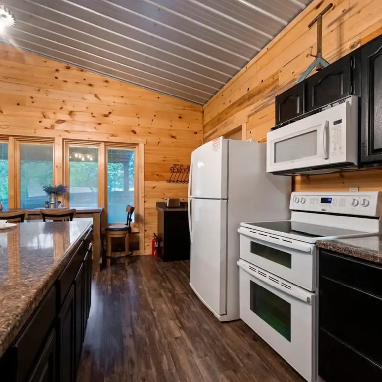 Modern Cabin in Broken Bow w Hot Tub Firepit