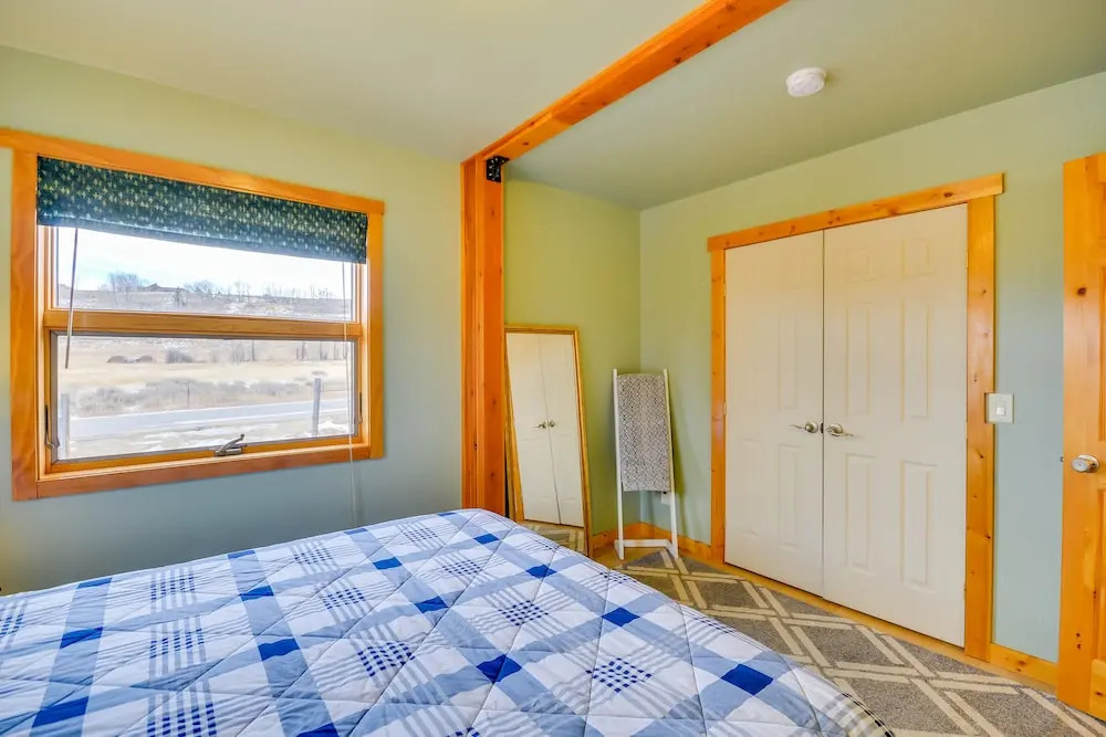 'off The Beaten Path' Cabin w/ Mtn Views & Hot Tub