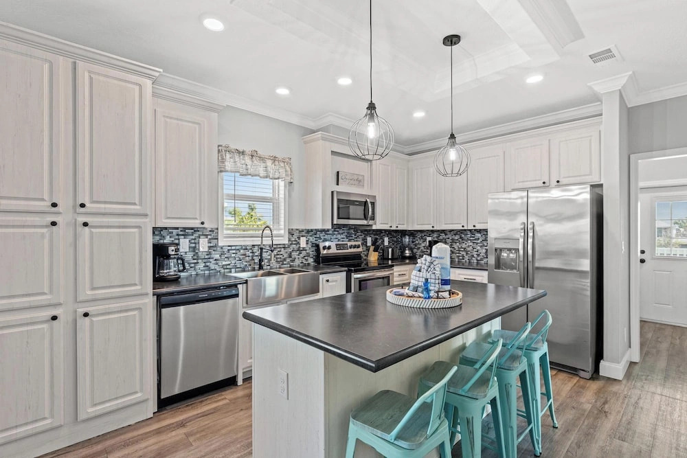 Pet Friendly Beach House - Lazy Palms