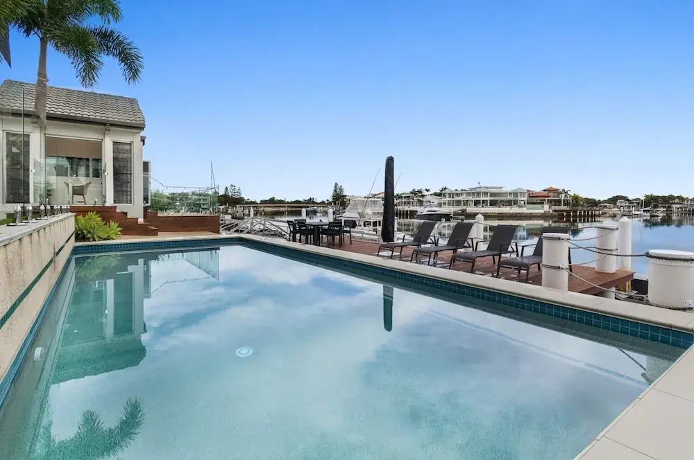 Amazing Canal House with Private Jetty, Gym & Pool