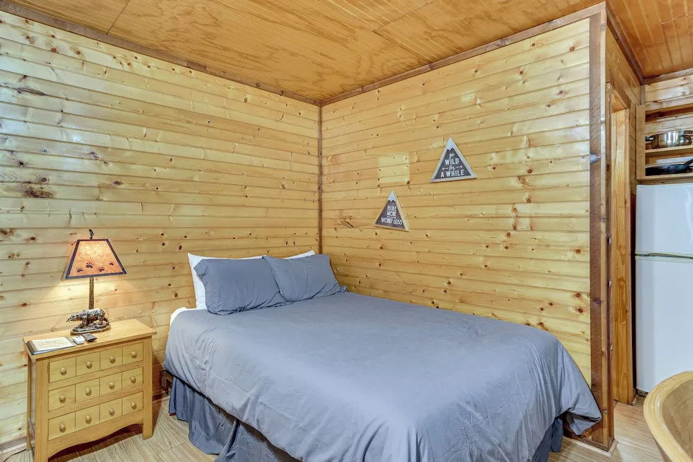 'cedar Falls Cabin 5': 1/2 Mile to Turner Falls