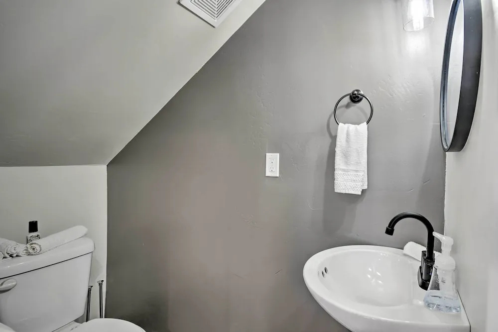 Bright Amarillo Townhome Near Parks & Town!