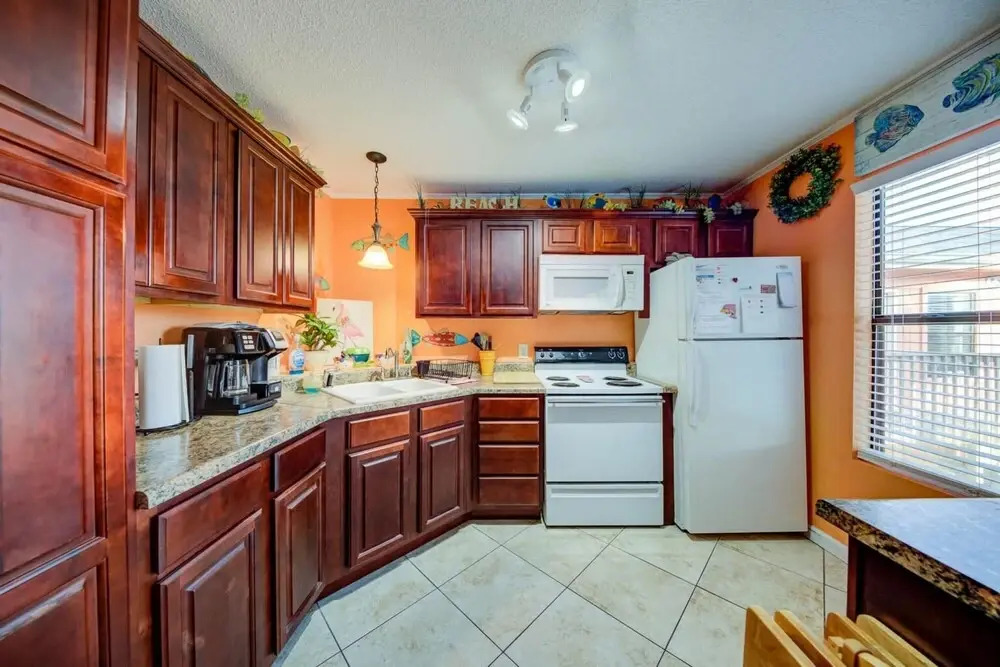 Adorable Condo Directly Across the Street From Beach With Pool and hot tub