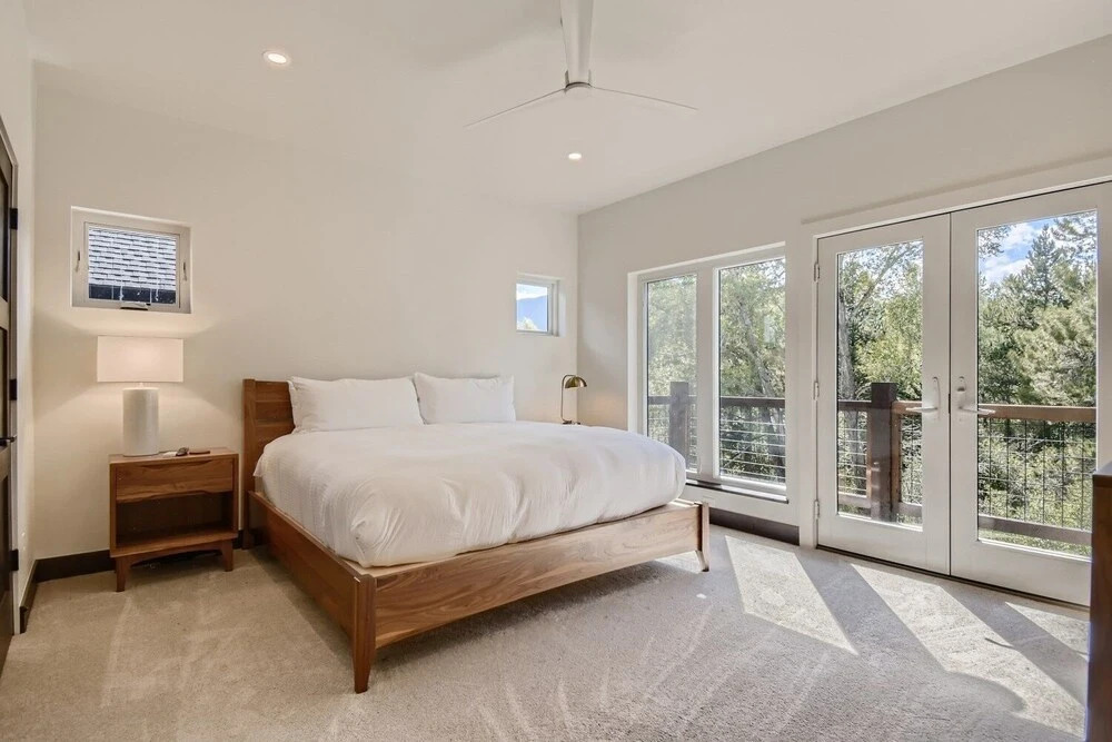 High-end Finishes, Private Hot Tub, Platinum Playcation, New Listing! 4 Bedroom Home by Redawning