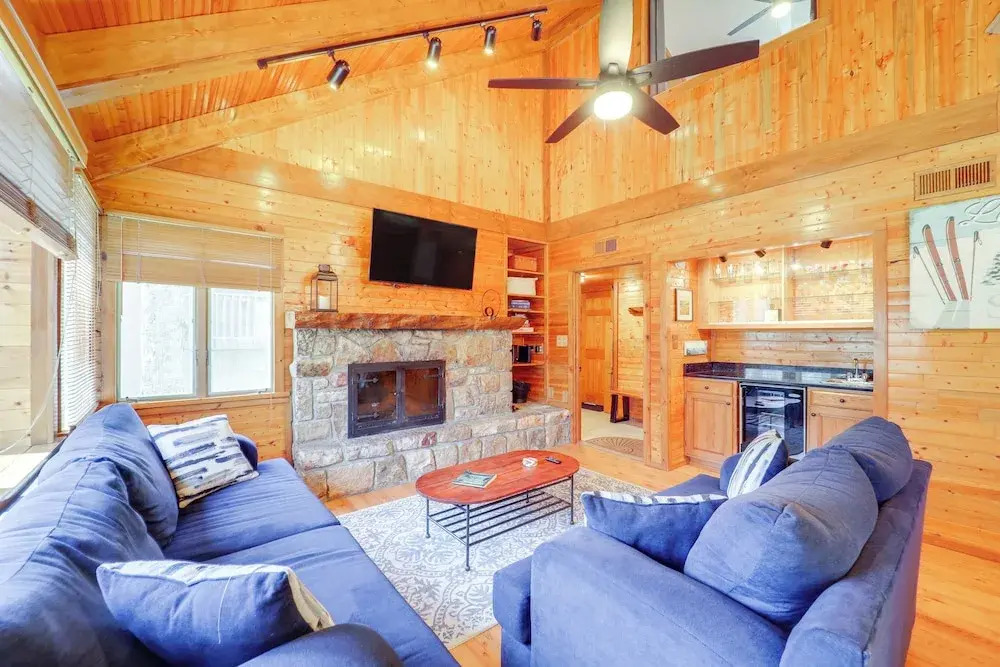 Sugar Mountain Base: Walk to the Slopes!