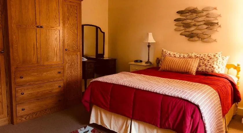 The Water's Edge Inn & Gallery