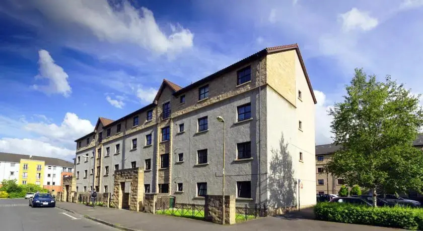 Near Holyrood Palace/Royal Mile with Free Parking