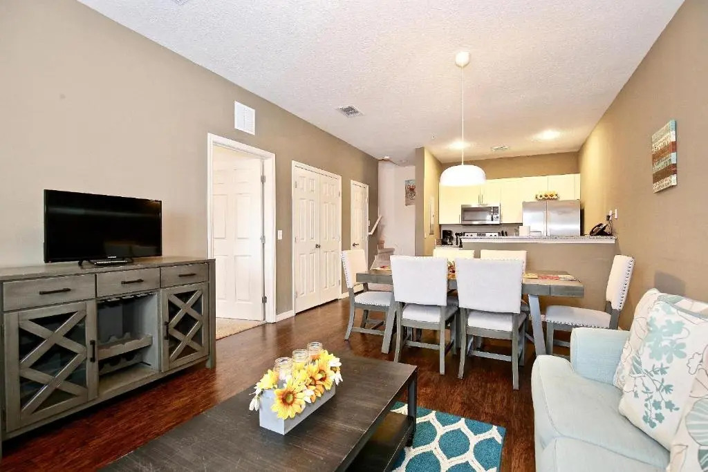 Fantastic Townhouse in Lux community sleeps 8! 10 min to Disney