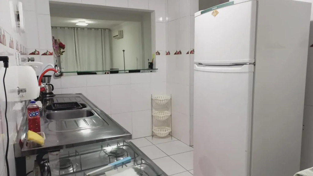 Em 5 minutos a pé tá na praia e no Shopping Praiamar, 2 quartos, 2 banheiros, portaria 24 horas, elevador, garagem, ar condicionado, wi-fi!