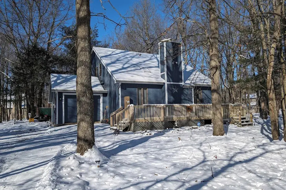Shady Pines by Avantstay Enclosed Porch, Game Rooms, & Lake/beach Access!