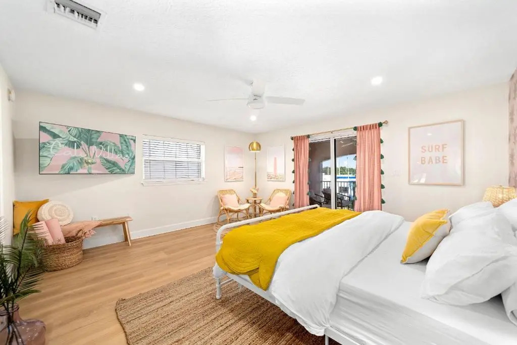 Luxury Villa, 2 Blocks from the Beach, Hot Tub