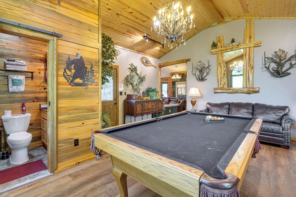 4 Mi to Gatlinburg Strip: Serene Cabin w/ Hot Tub!