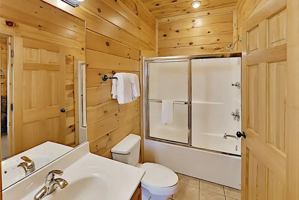 Gatlinburg Falls W/ Hot Tub & Big Views! 2 Bedroom Cabin