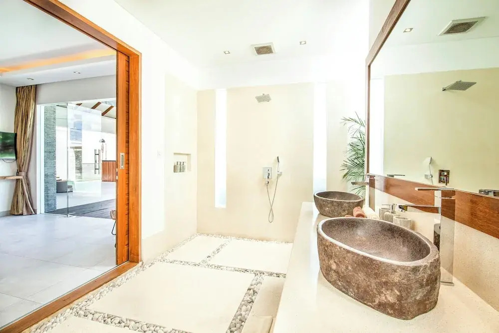 Spectacular 4BR Villa, 400m to Beachfront Elegance