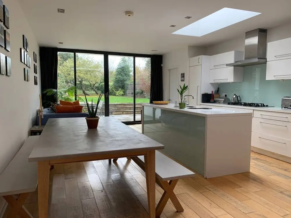 Lovely 2 Bedroom Apartment With Stunning Kitchen on to Garden