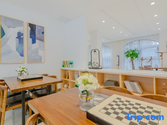 Yue Four Season Resort Center