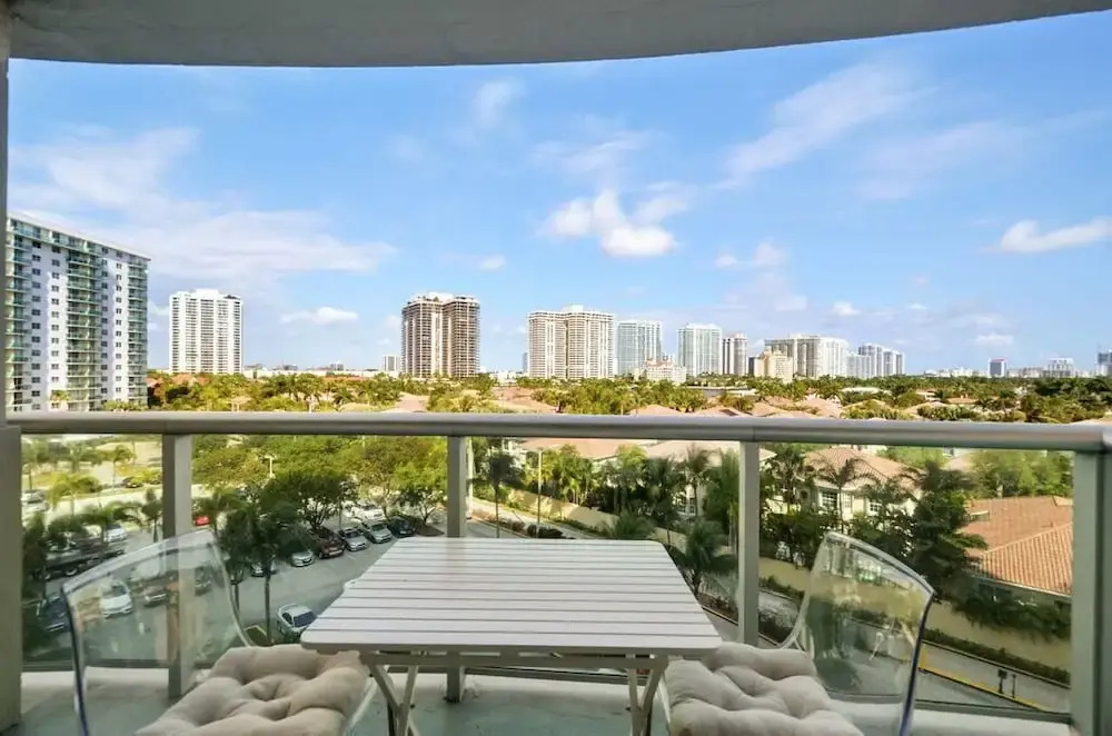 1 Bedroom +den Bay View Or620