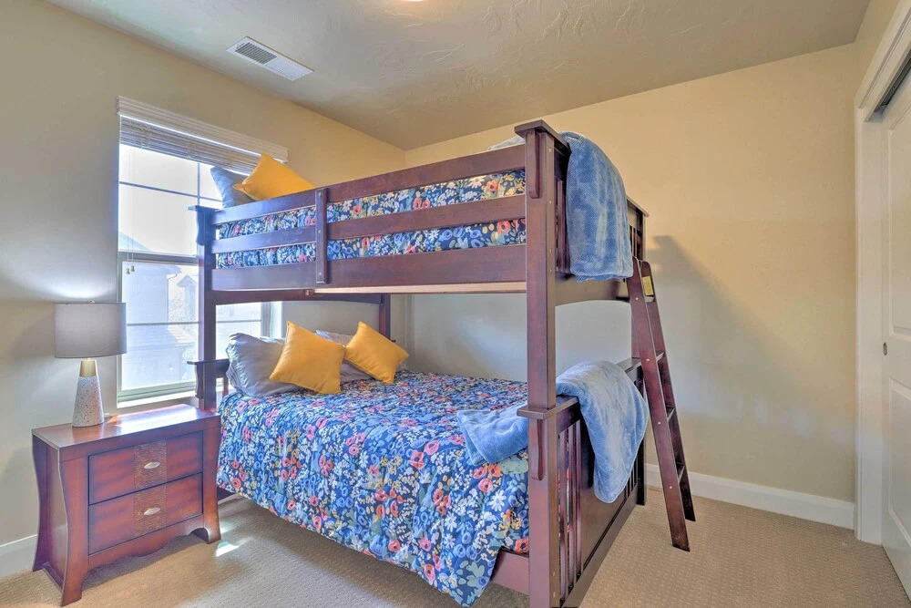 'blue Sky Get-a-way' Townhome w/ Patio, Grill