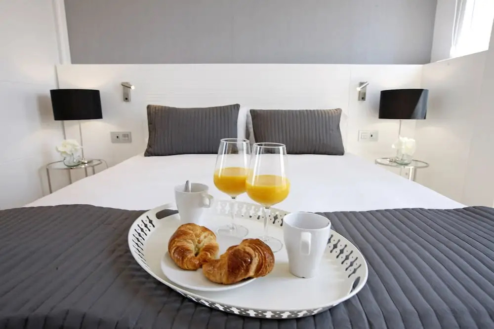 Santa Isabel Street, Private rooms