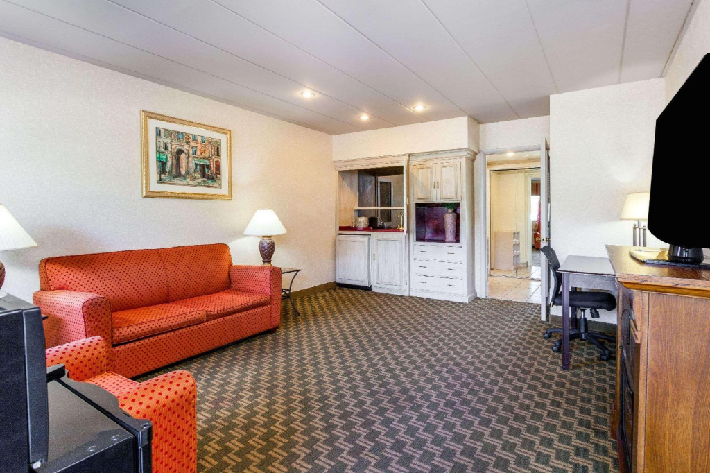 Days Inn & Suites by Wyndham Roseville/Detroit Area