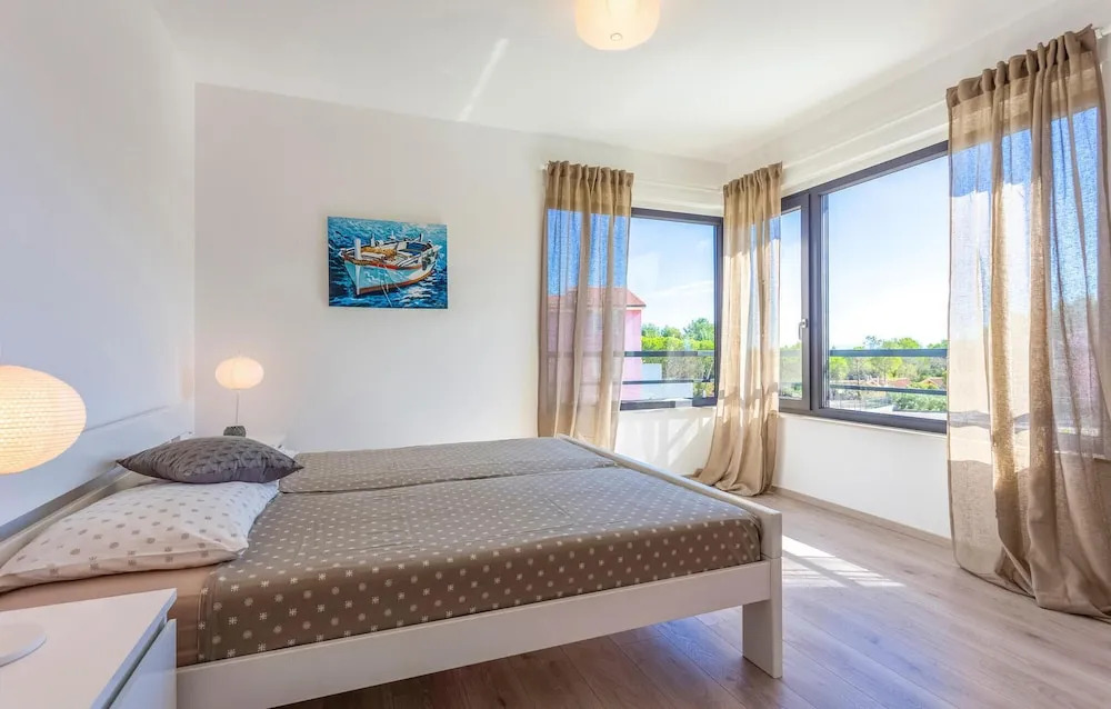 Beautiful Home in Premantura With Wifi and 4 Bedrooms